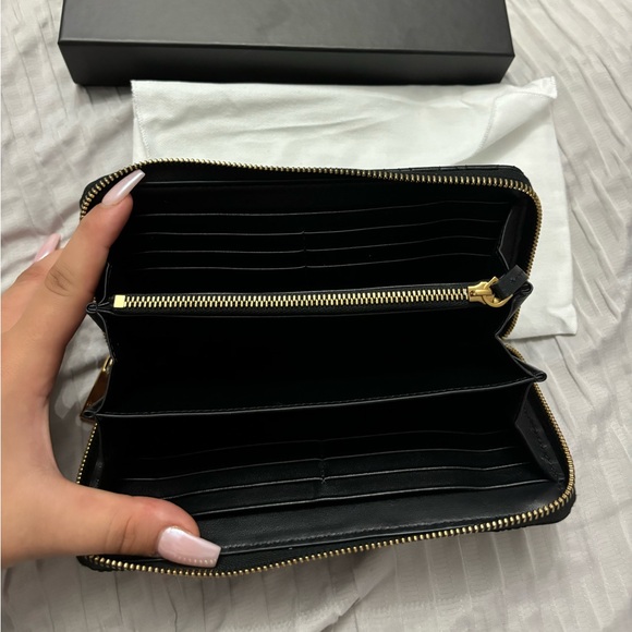 BRAND NEW VERSACE ZIPPY WALLET - Picture 4 of 9